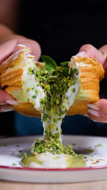 Antep fıstıklı kremalı kruvasan